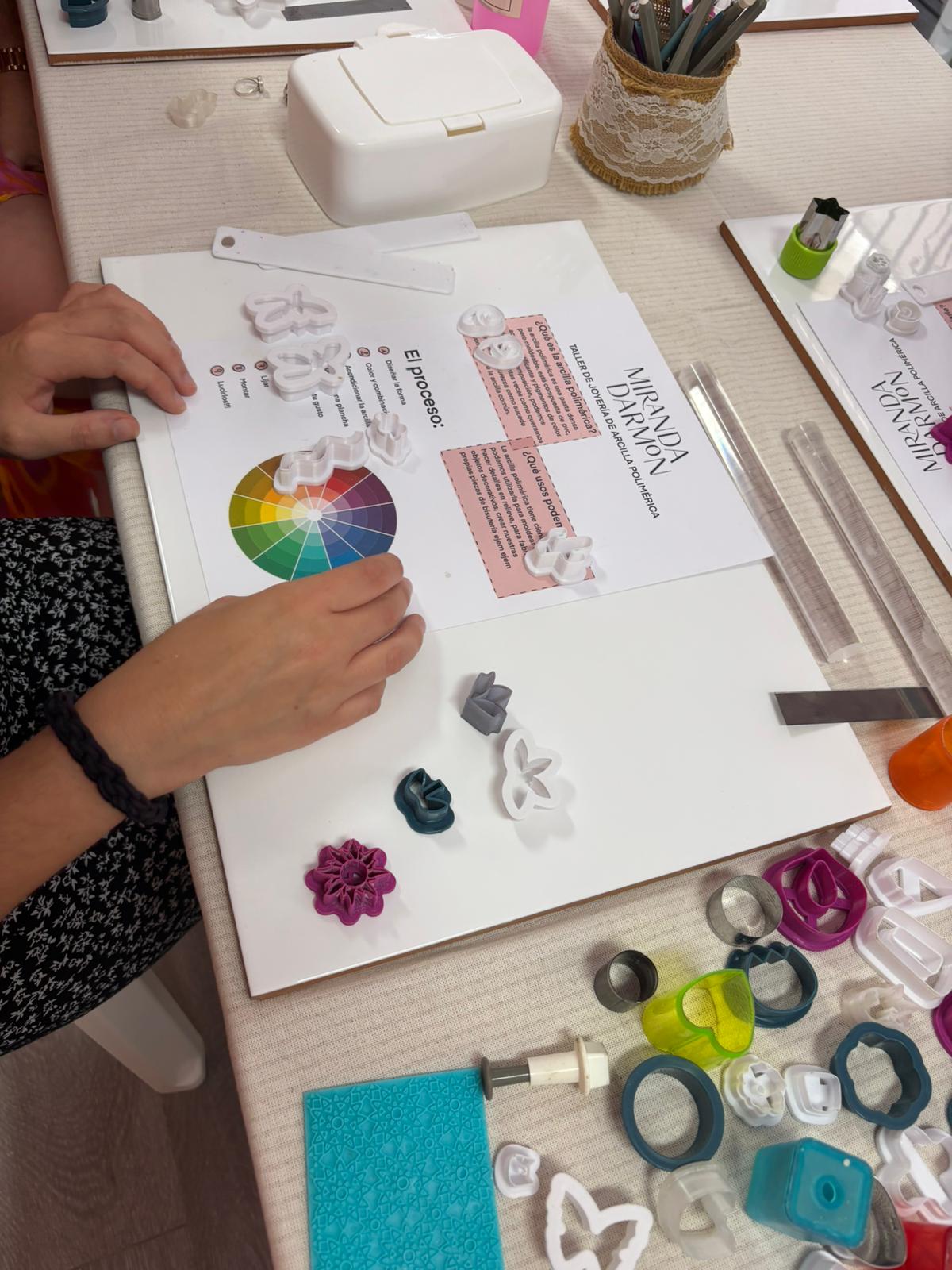 Taller Crea tu inicial de arcilla polimérica- IMÁN