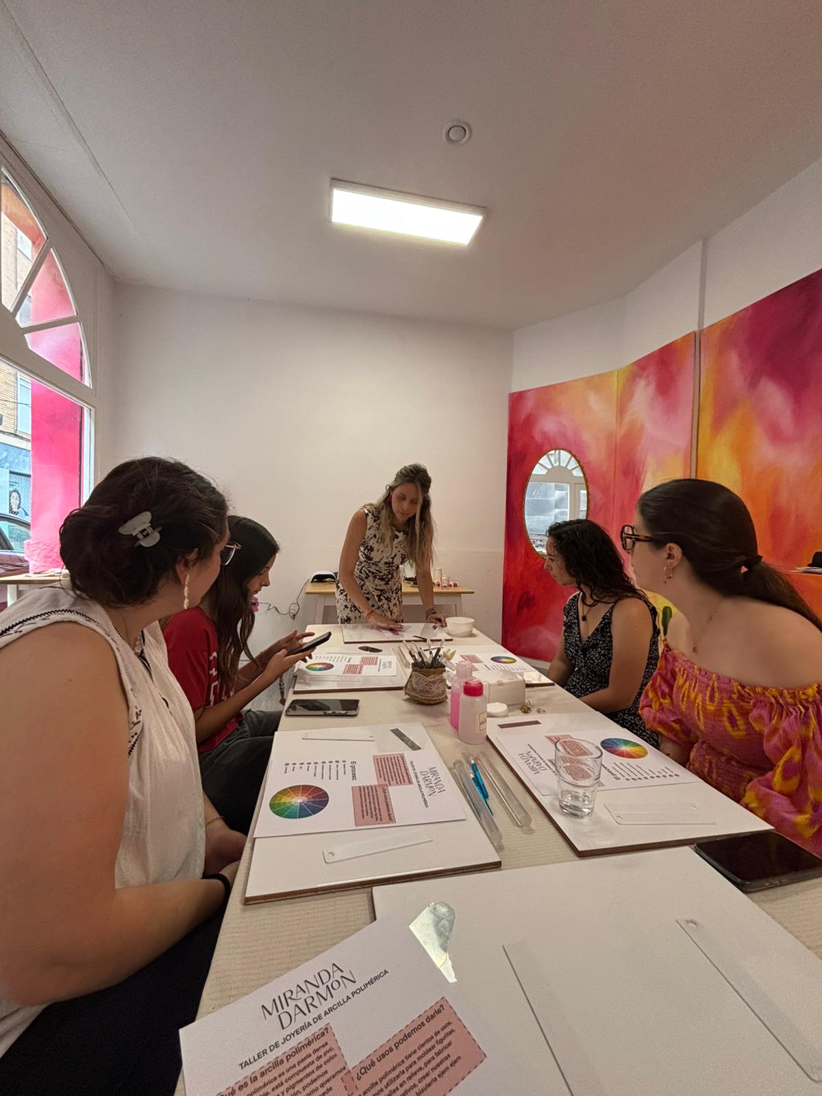 Taller Crea tu inicial de arcilla polimérica- IMÁN